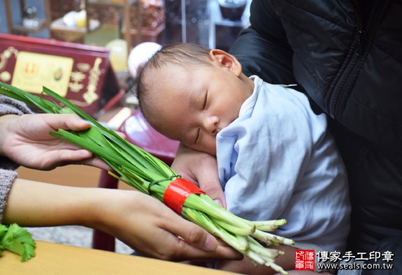 剃胎毛、滿月剃頭、嬰兒剃頭、嬰兒理髮、嬰兒剃髮、嬰兒剃胎毛、嬰兒滿月剃頭、寶寶剃頭、剃胎毛儀式、剃胎毛吉祥話、滿月剃頭儀式、滿月剃頭吉祥話、寶寶剃胎毛、寶寶滿月剃頭理髮、 台中市北區剃胎毛、台中市北區滿月剃頭、台中市北區嬰兒剃頭剃胎毛、台中市北區嬰兒理髮、台中市北區嬰兒剃髮、陳寶寶(台中市北區嬰兒寶寶滿月剃頭理髮、免費嬰兒剃胎毛儀式吉祥話)。中國風會場，爸媽寶貝免費穿「日中韓」古裝禮服。專業拍照、DVD光碟、證書。★購買「臍帶章、肚臍章、胎毛筆刷印章」贈送：剃頭、收涎、抓周，三選一。2015.12.28 照片10
